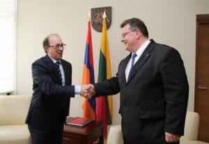 su armenijos ambasadoriumi